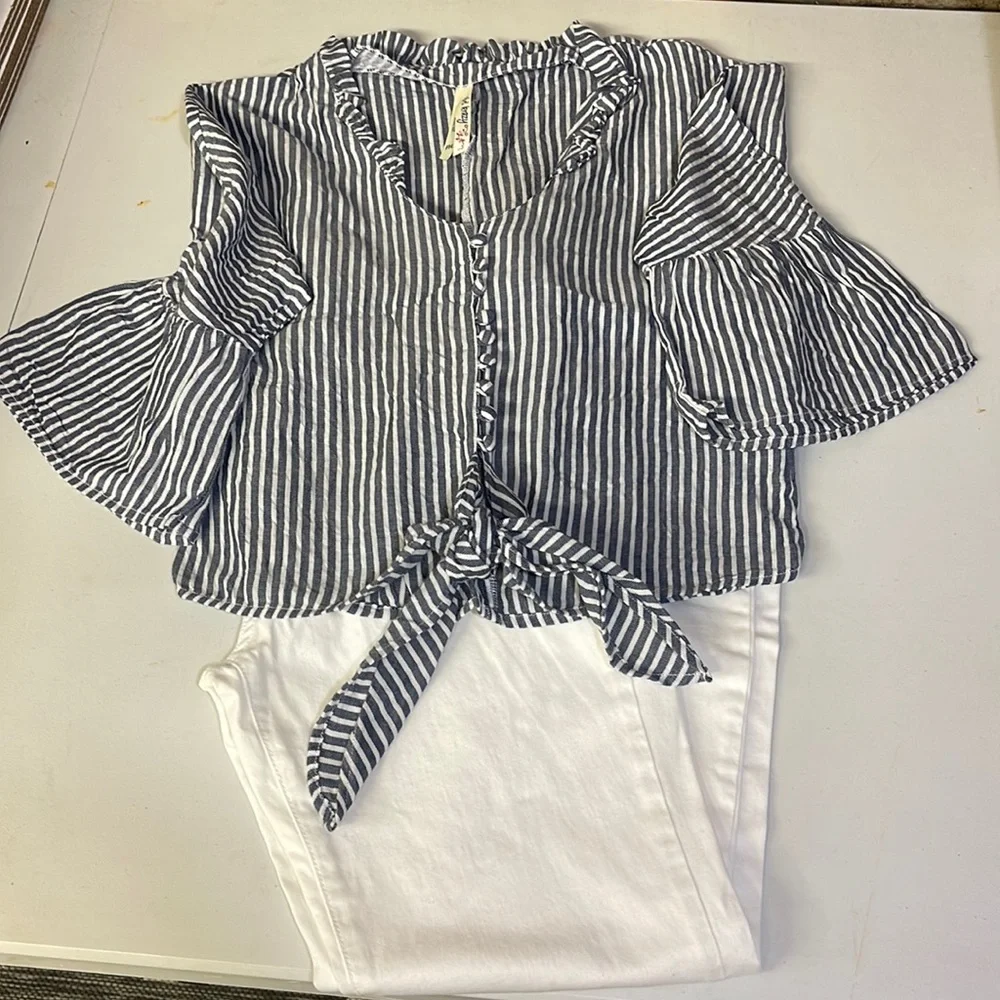 Buffalo Size 6 Jeans & Medium Top Outfit - Picture 1 of 5